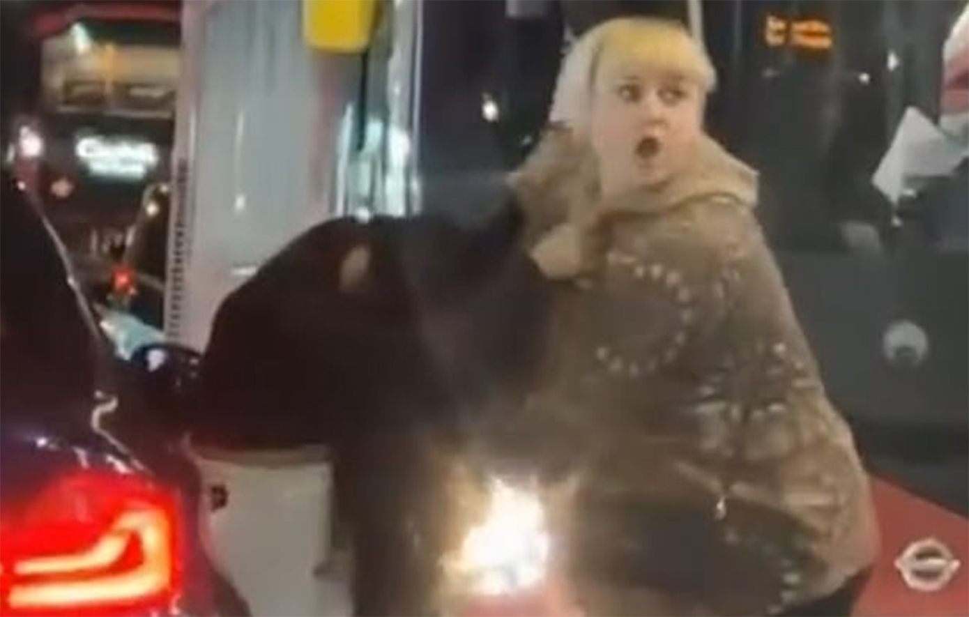 Άγριος καυγάς σε δρόμο στο Λονδίνο &#8211; Δύο γυναίκες πιάστηκαν μαλλί με μαλλί &#8211; Δείτε το βίντεο