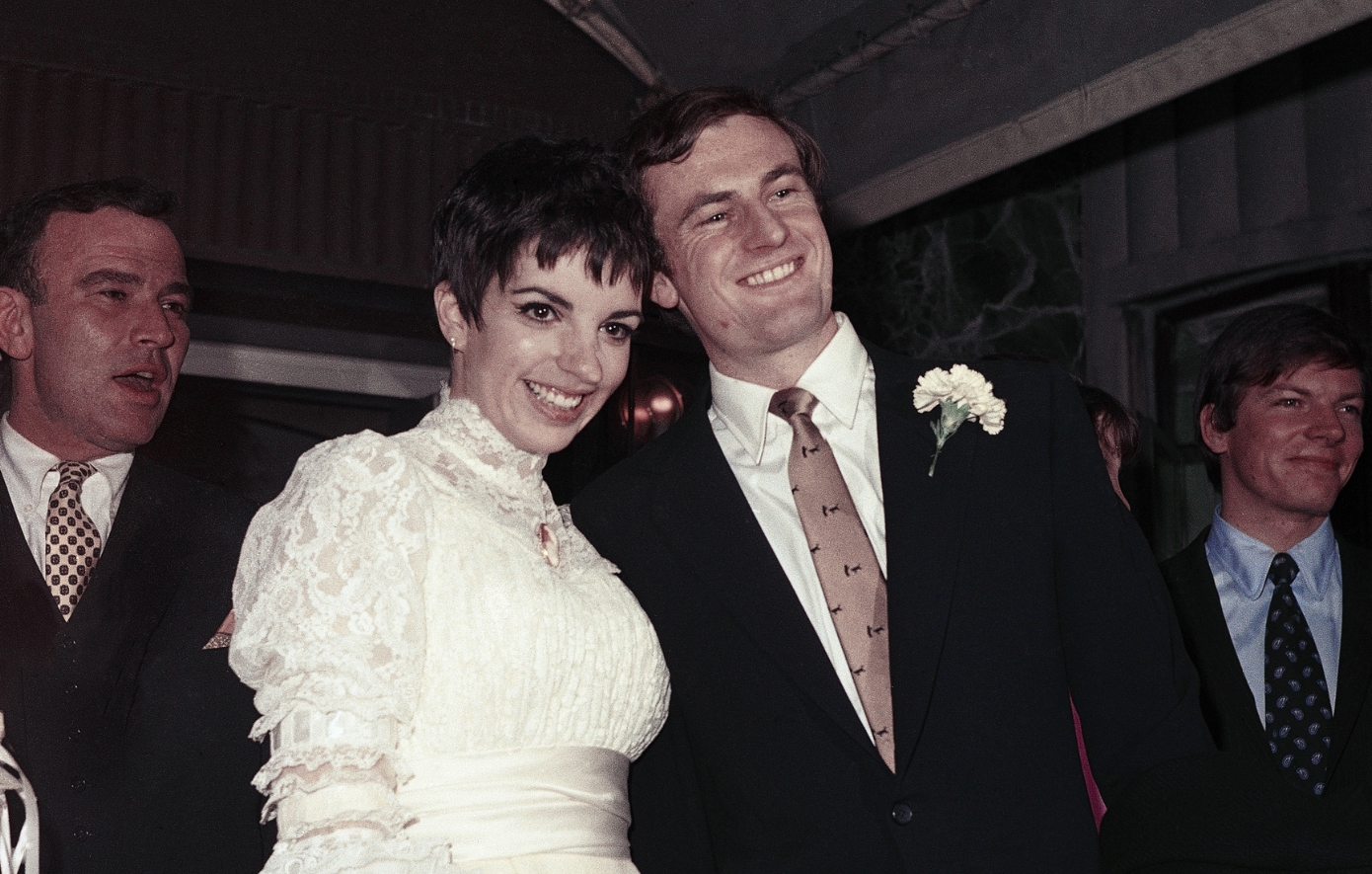 Λάιζα Μινέλι: Όταν έπιασε τον πρώτο της σύζυγο, Πίτερ Άλεν, να κάνει παθιασμένο σεξ με άλλον άνδρα