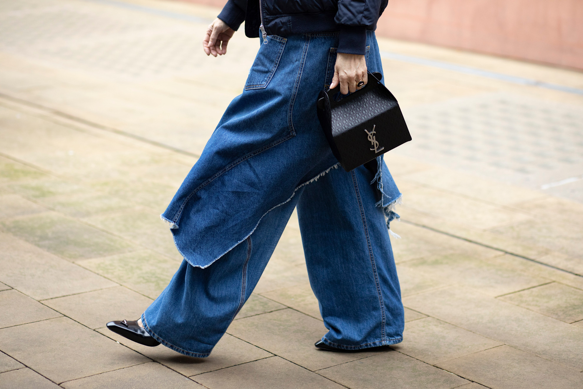 Denim trends: Τα χρώματα που αξίζει να δοκιμάσετε πέρα από το κλασικό μπλε τώρα