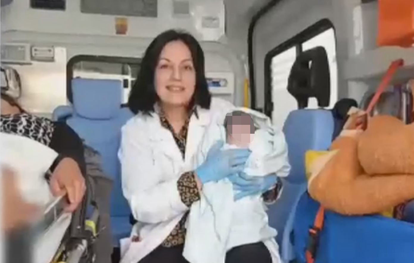 Βιαστικό μωράκι γεννήθηκε μέσα στο ασθενοφόρο καθ&#8217; οδόν για το ΠΑΓΝΗ – Δείτε το βίντεο