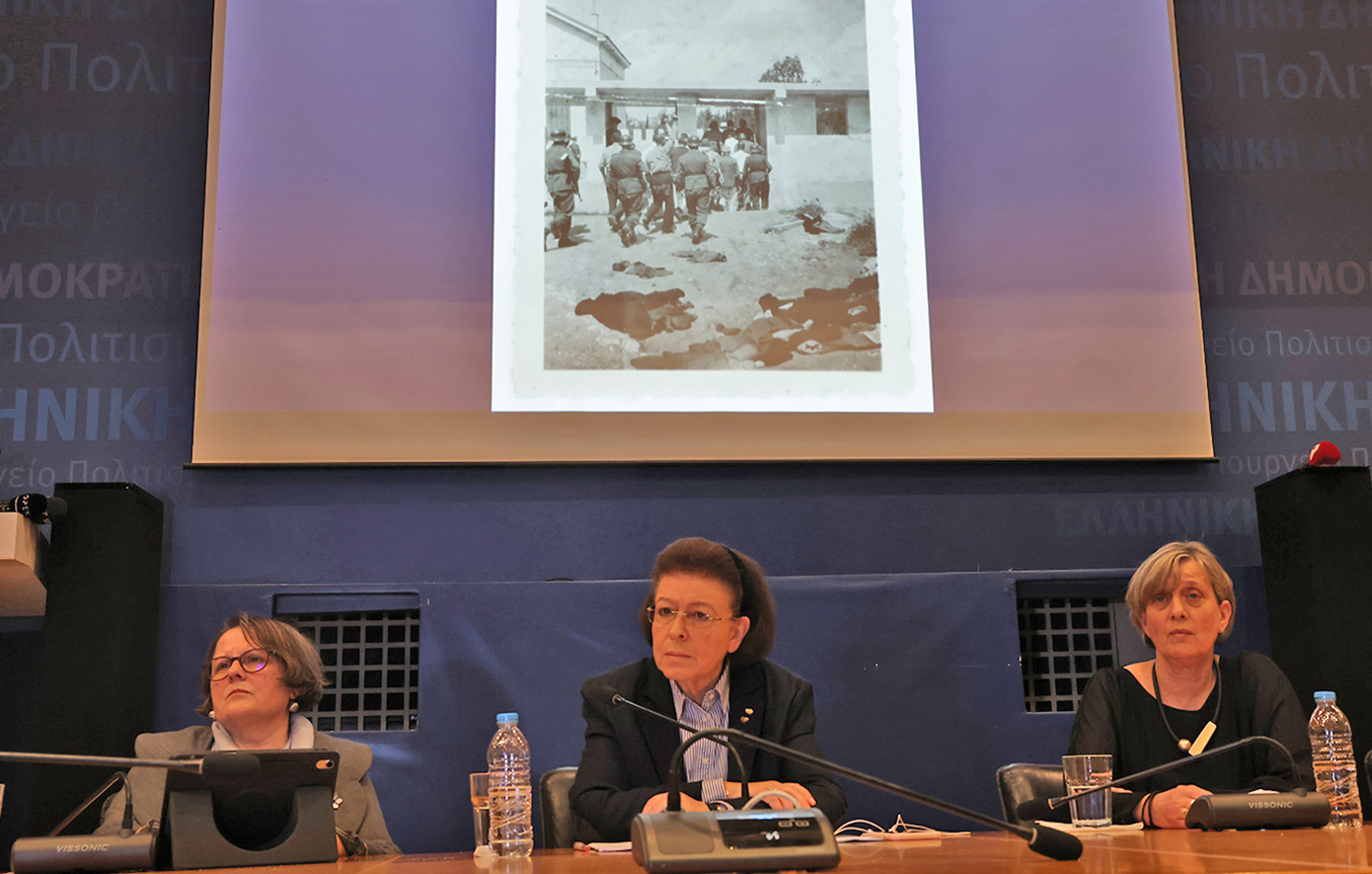 Στα χέρια του ελληνικού κράτους οι φωτογραφίες από την εκτέλεση στην Καισαριανή &#8211; Τις παρουσίασε η Λίνα Μενδώνη