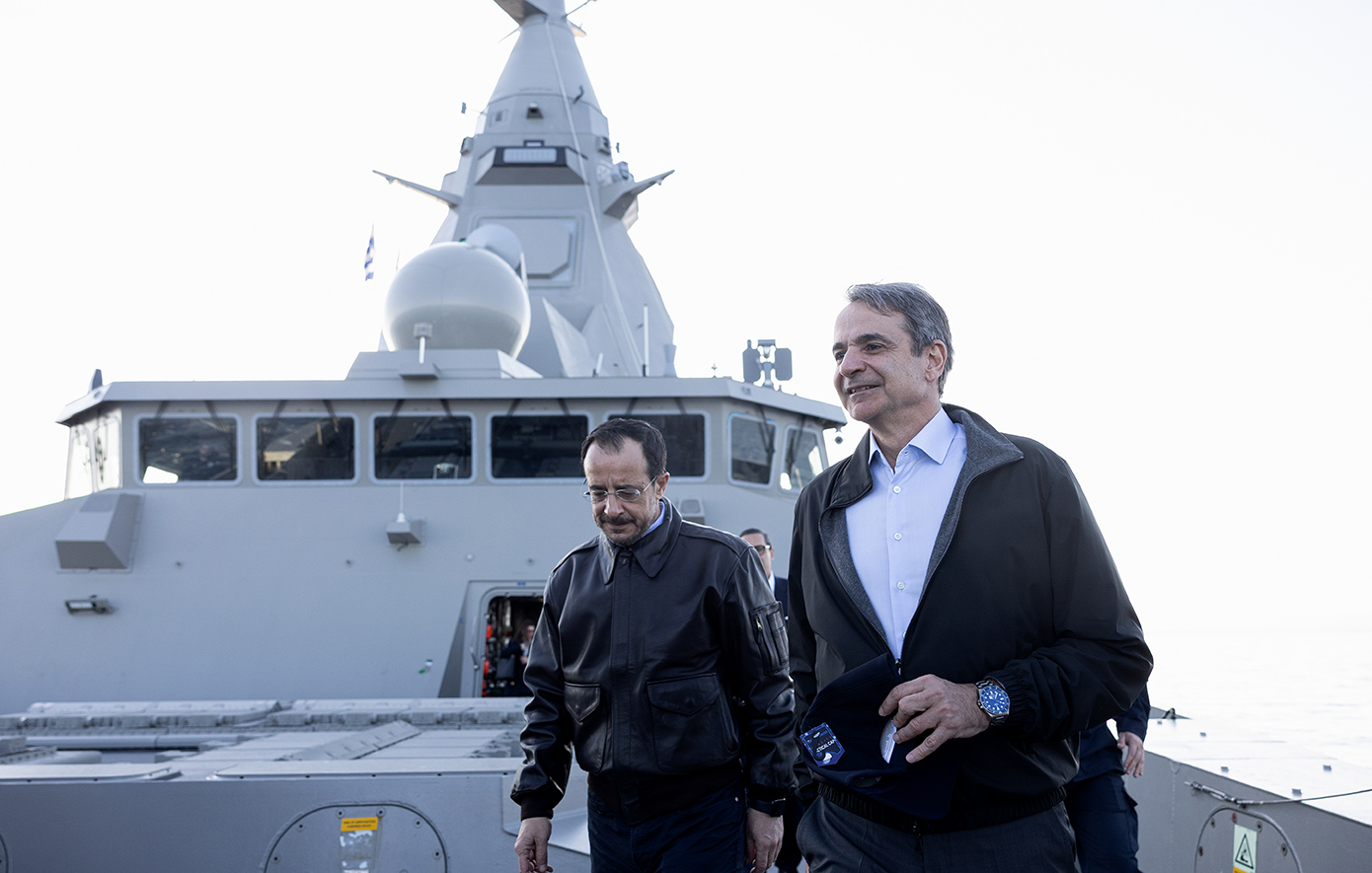 Ο Πρωθυπουργός Κυριάκος Μητσοτάκης και ο Πρόεδρος της Κυπριακής Δημοκρατίας Νίκος Χριστοδουλίδης επισκέφτηκαν τη φρεγάτα «Κίμων» του Πολεμικού Ναυτικού, που μαζί με τη φρεγάτα «Ψαρά» και τέσσερα μαχητικά F-16 Viper έχουν σταλεί στην Κύπρο στο πλαίσιο της αμυντικής συνδρομής που της παρέχει η Ελλάδα.
