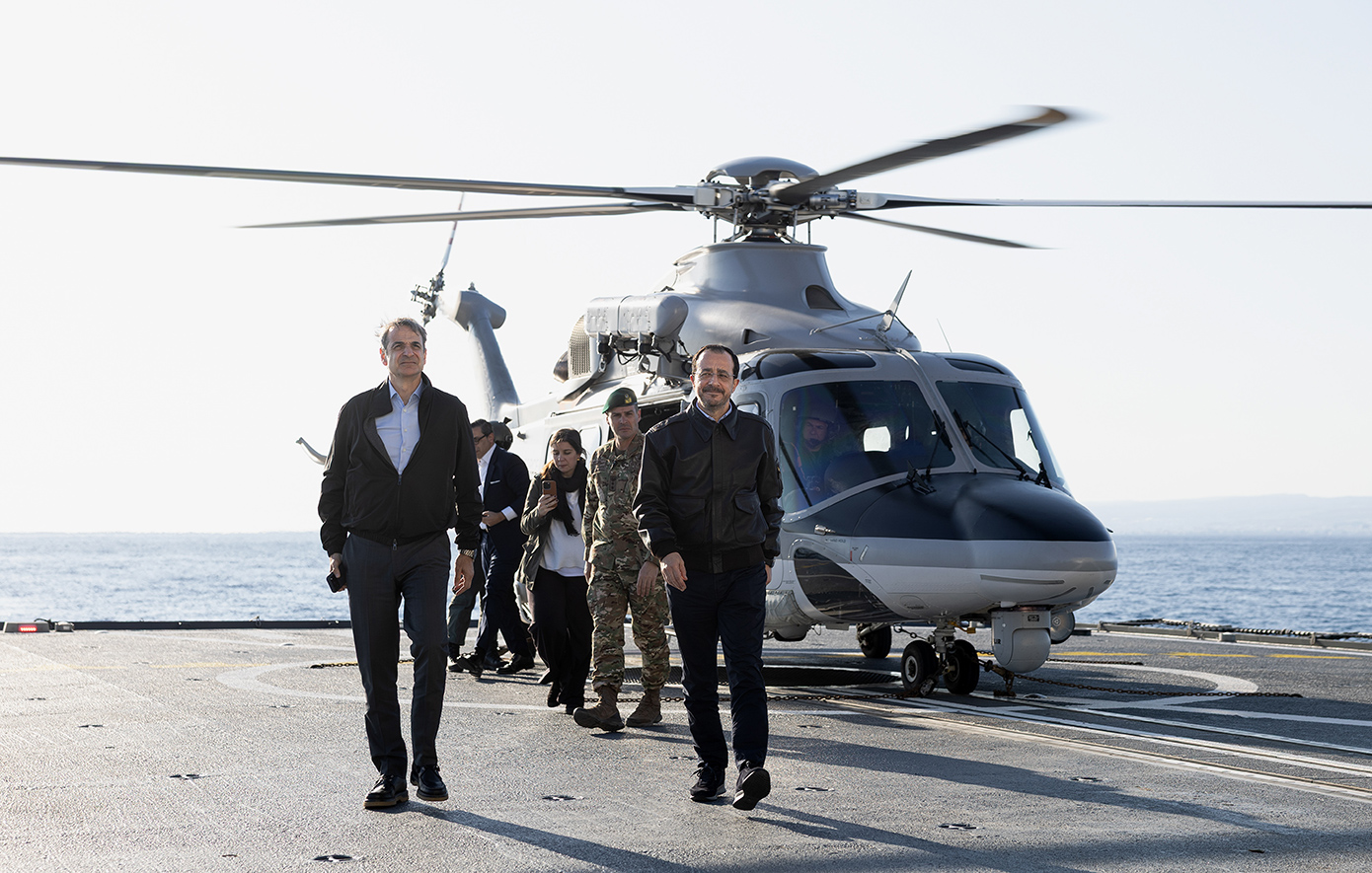 Ο Πρωθυπουργός Κυριάκος Μητσοτάκης και ο Πρόεδρος της Κυπριακής Δημοκρατίας Νίκος Χριστοδουλίδης επισκέφτηκαν τη φρεγάτα «Κίμων» του Πολεμικού Ναυτικού, που μαζί με τη φρεγάτα «Ψαρά» και τέσσερα μαχητικά F-16 Viper έχουν σταλεί στην Κύπρο στο πλαίσιο της αμυντικής συνδρομής που της παρέχει η Ελλάδα.