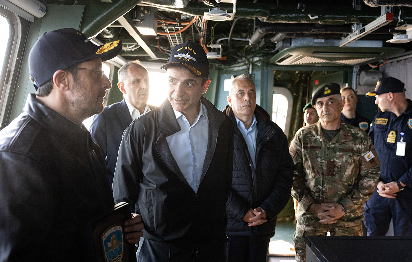 Ο Πρωθυπουργός Κυριάκος Μητσοτάκης και ο Πρόεδρος της Κυπριακής Δημοκρατίας Νίκος Χριστοδουλίδης επισκέφτηκαν τη φρεγάτα «Κίμων» του Πολεμικού Ναυτικού, που μαζί με τη φρεγάτα «Ψαρά» και τέσσερα μαχητικά F-16 Viper έχουν σταλεί στην Κύπρο στο πλαίσιο της αμυντικής συνδρομής που της παρέχει η Ελλάδα.