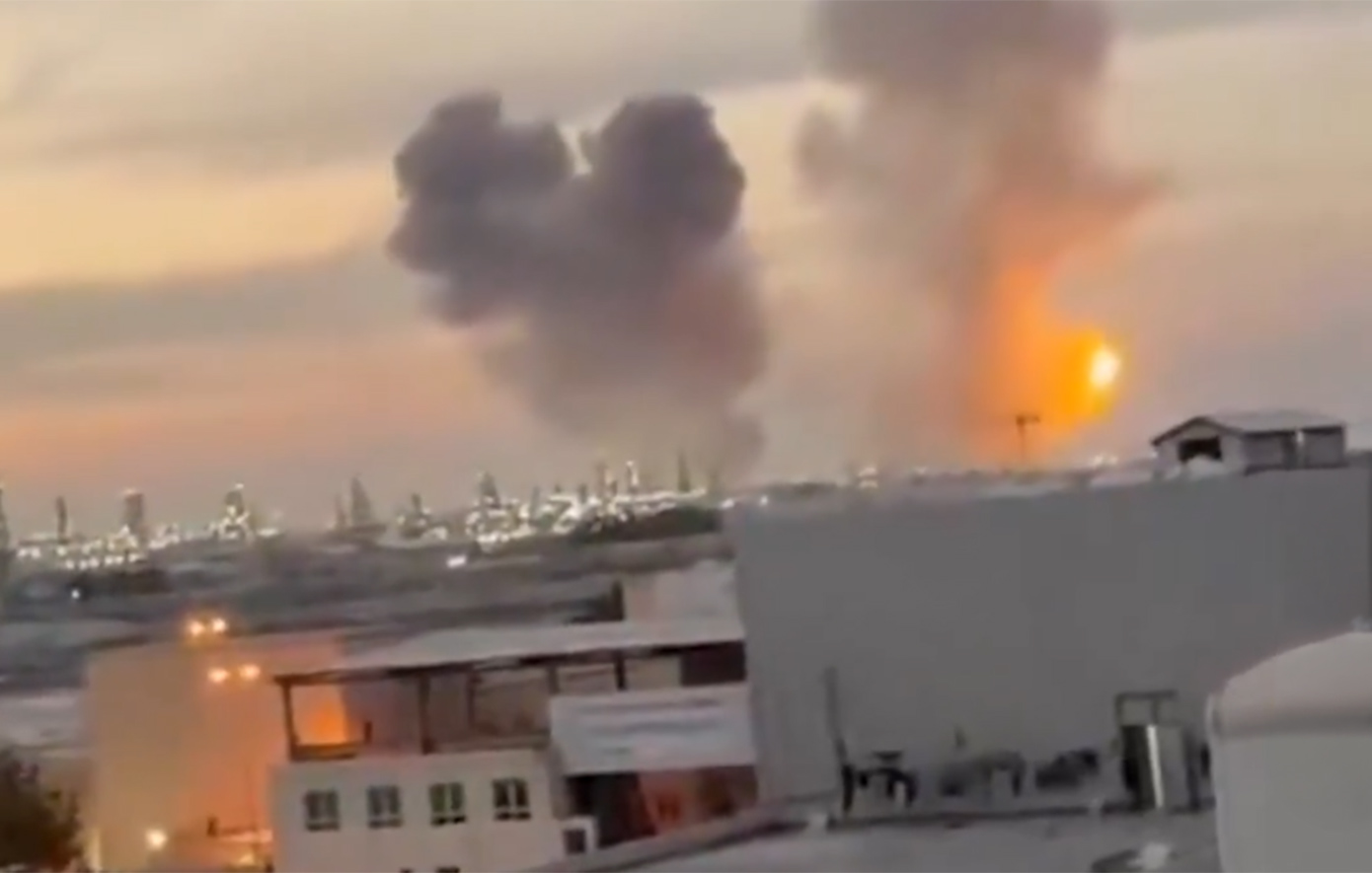 Η στιγμή που βαλλιστικοί πύραυλοι από το Ιράν χτυπούν το διυλιστήριο στο Μπαχρέιν &#8211; Δείτε το βίντεο