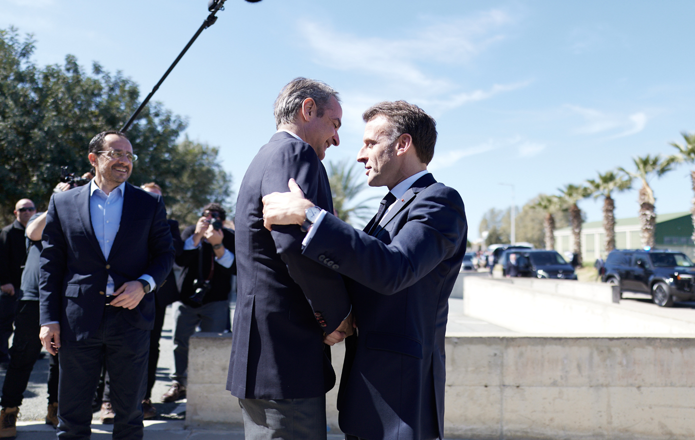 Έφτασε ο Μακρόν στην 115 Πτέρυγα Μάχης στη Σούδα &#8211; Τον συνόδευσαν ελληνικά F-16