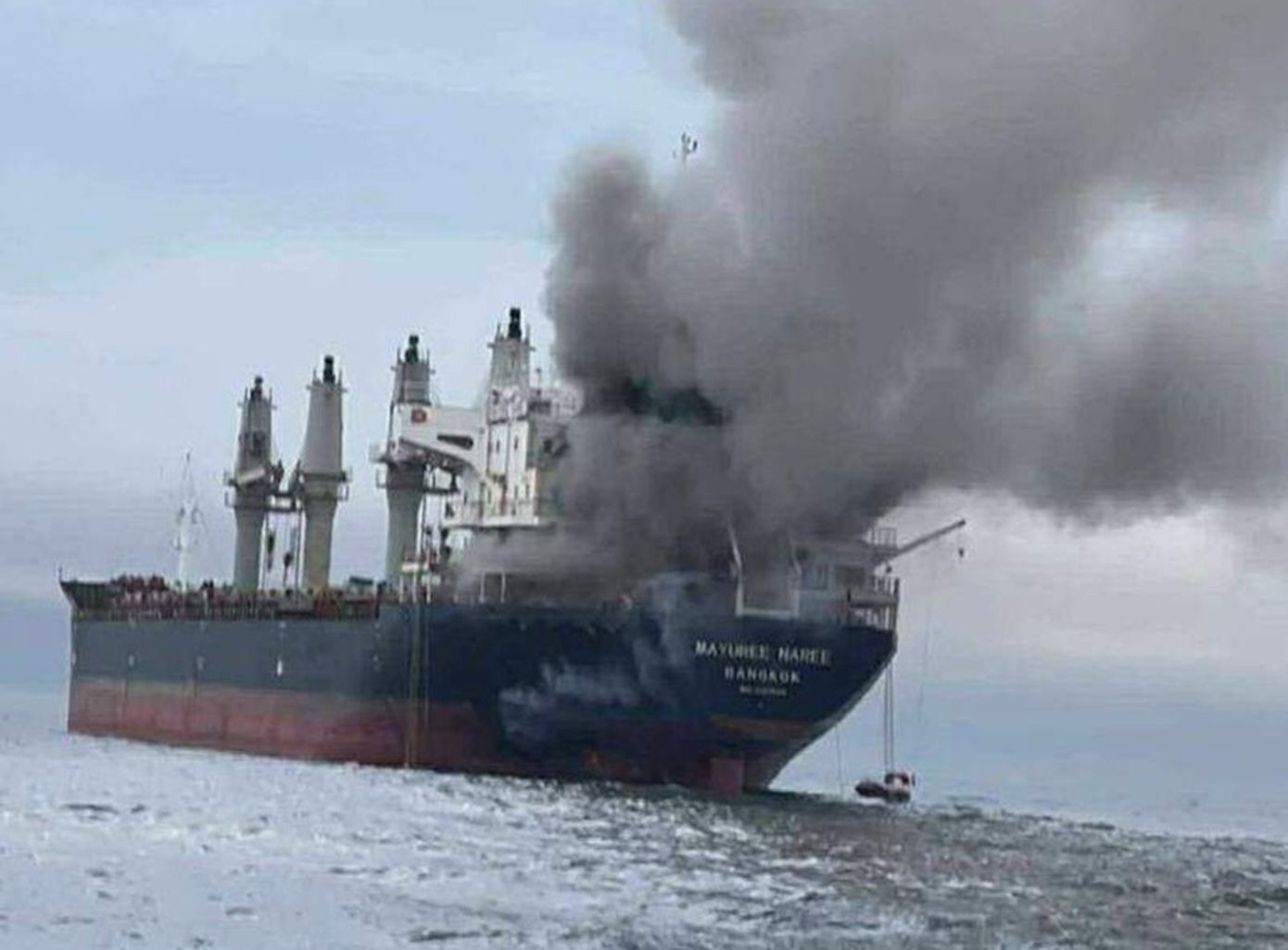 Ταϊλανδέζικο πλοίο που χτυπήθηκε στα Στενά του Ορμούζ προσάραξε κοντά στο Ιράν