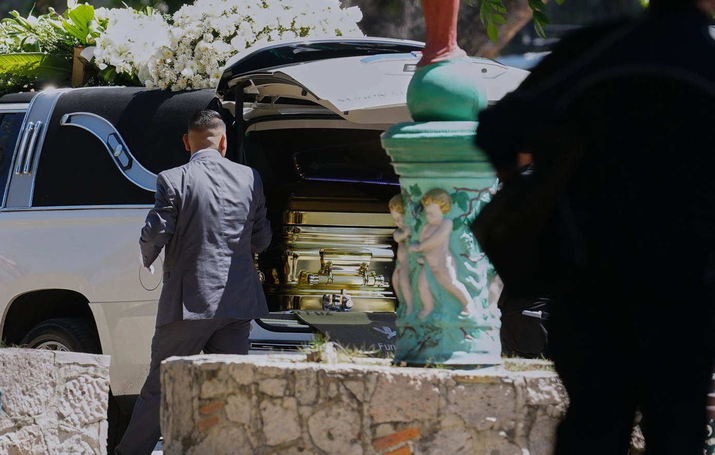 Σε χρυσό φέρετρο ο «Άρχοντας των Κοκόρων»: Ταφή υπό στρατιωτικό κλοιό στο Μεξικό