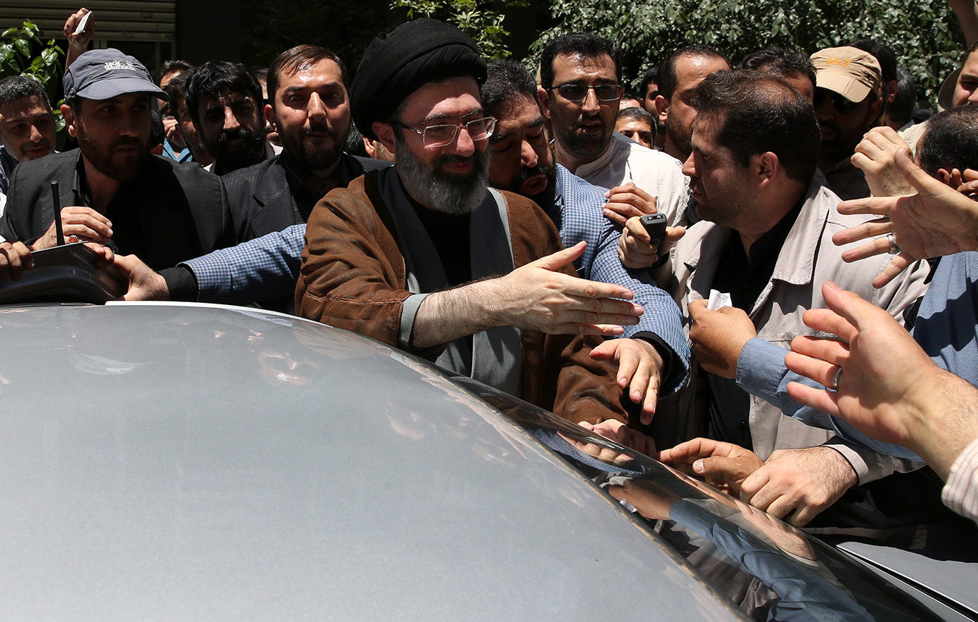 Ο μυστηριώδης Μοτζταμπά Χαμενεΐ: Γιατί ο πατέρας του δεν ήθελε να τον διαδεχθεί &#8211; Τα κέντρα εξουσίας που συσπειρώθηκαν για την εκλογή του