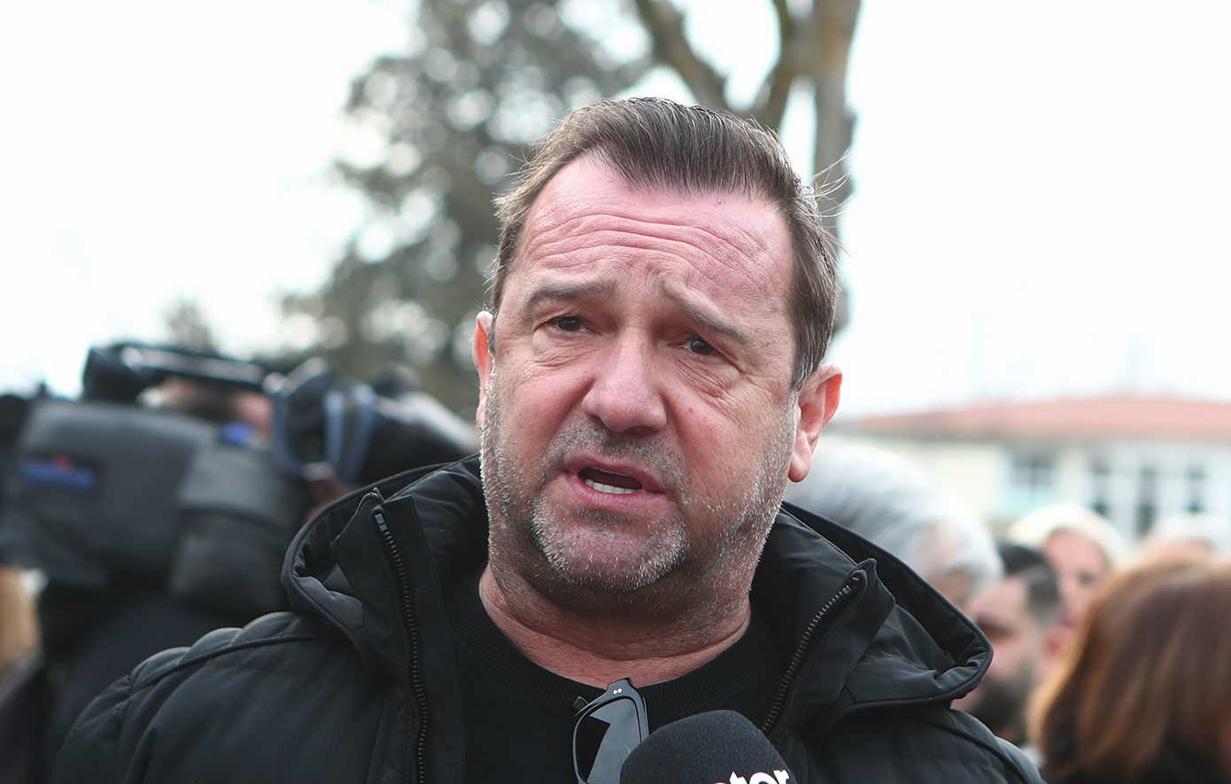 Έξαλλος ο Πλακιάς με τη δίκη των Τεμπών: Ασέβεια απέναντι σε οικογένεια που θρηνεί τρία κορίτσια 20 χρονών