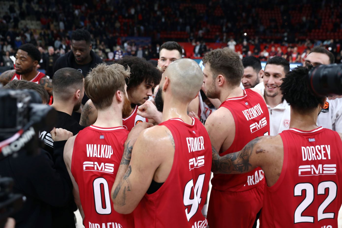 Ολυμπιακός: Η αποθέωση σε Μπαρτζώκα, Μεντιλίμπαρ και οι πανηγυρισμοί του Ταϊρίκ Τζόουνς