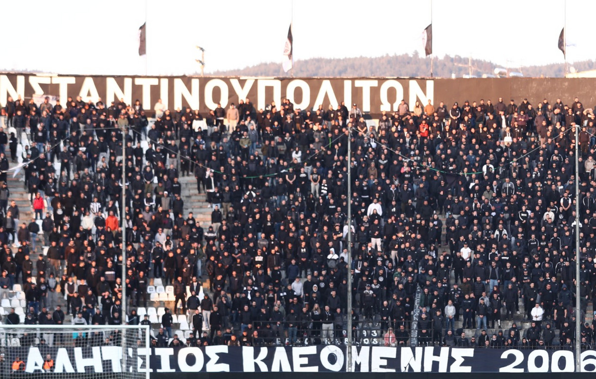 Ο ΠΑΟΚ τίμησε τη μνήμη του Κλεομένη με μια φανέλα και λουλούδια