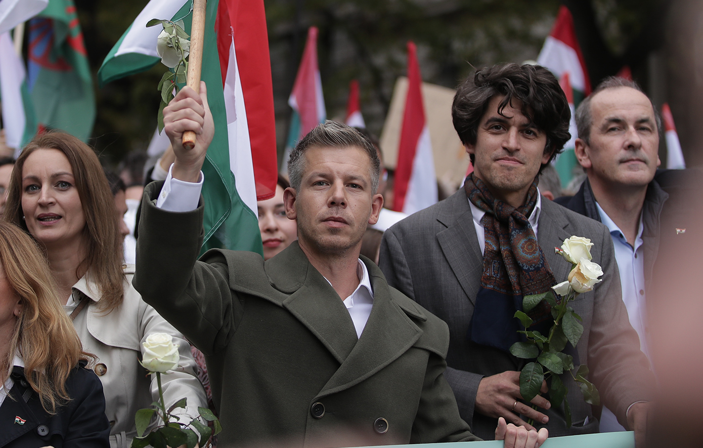 Το Κρεμλίνο εγκαλεί ο αντίπαλος του Όρμπαν στις ουγγρικές εκλογές για τη νέα «εκστρατεία λάσπης» εναντίον του