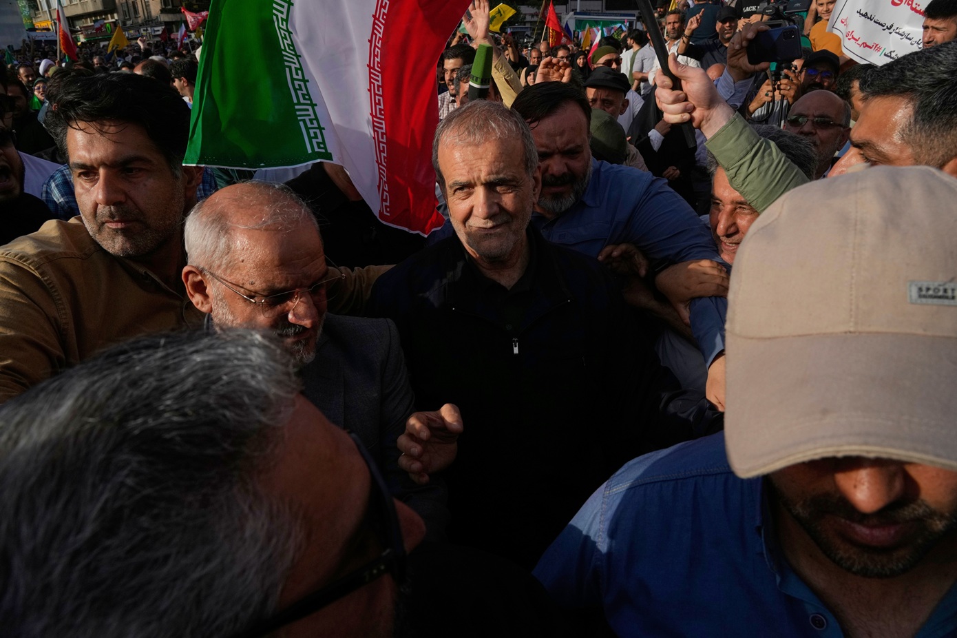 Πεζεσκιάν και Αραγτσί συμμετέχουν σε συγκέντρωση πλήθους στην Τεχεράνη