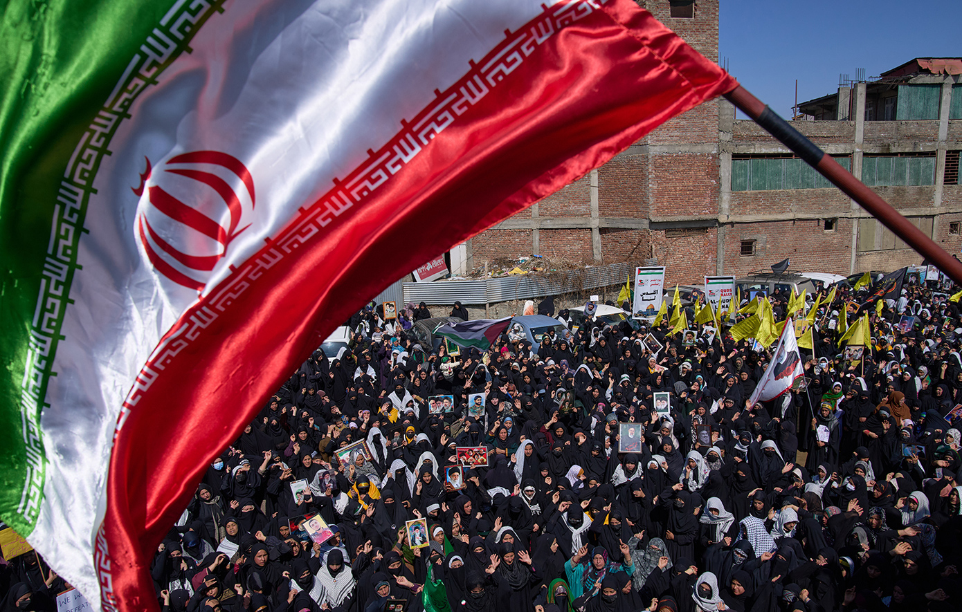 Ιρανοί βγήκαν στους δρόμους για να διαδηλώσουν κατά των ΗΠΑ &#8211; Το πένθος για τον Χαμενεΐ «έσβησε» τα πυροτεχνήματα