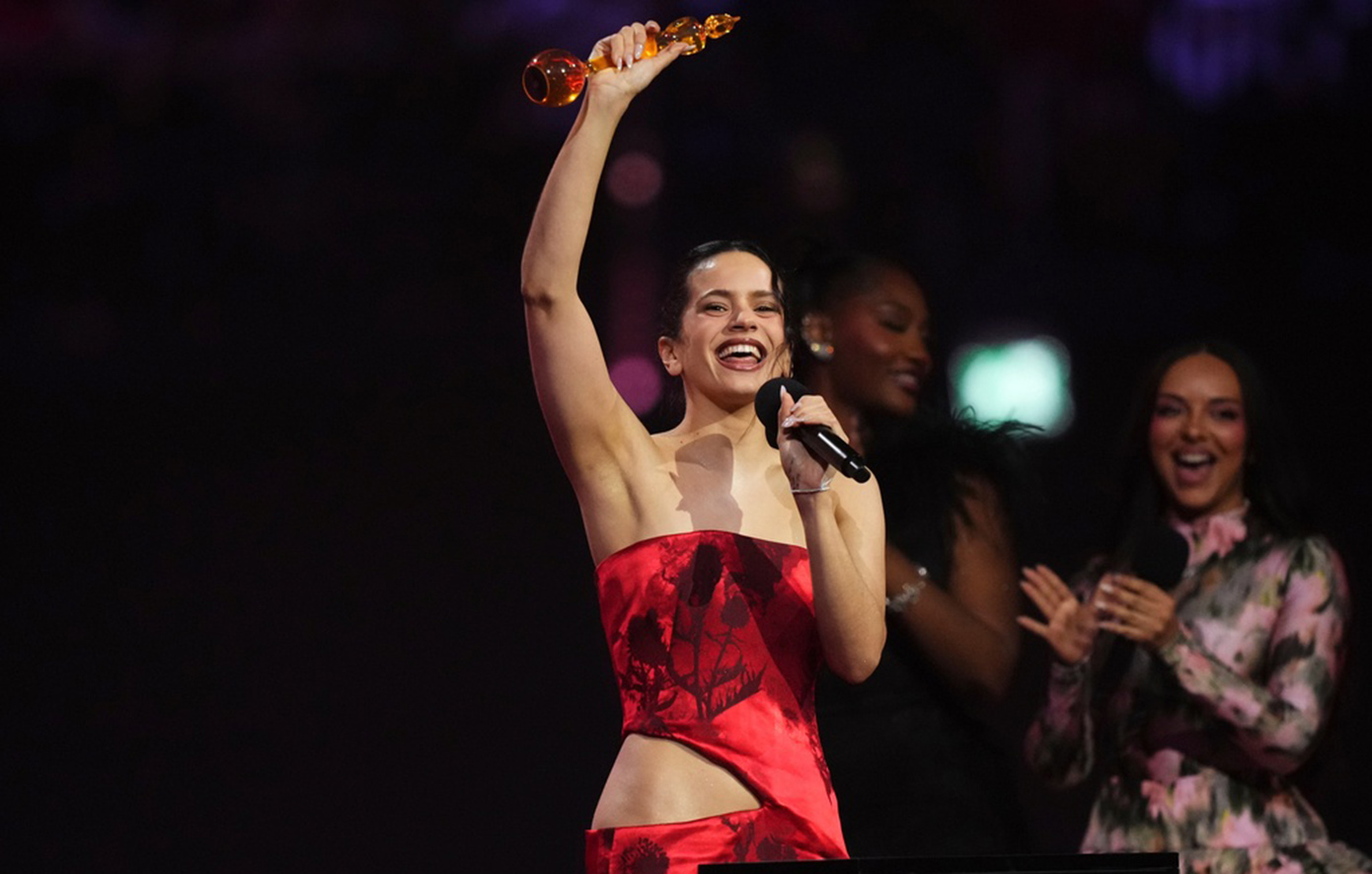 Η Ροσαλία διέκοψε τη συναυλία της λόγω τροφικής δηλητηρίασης: «Προσπάθησα να το παλέψω μέχρι το τέλος»