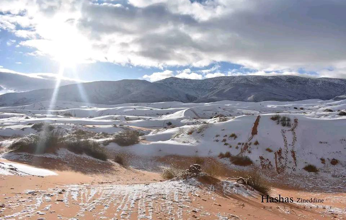 Χιόνι… στη Σαχάρα! Σπάνιο φαινόμενο «ντύνει» στα λευκά τους αμμόλοφους της ερήμου