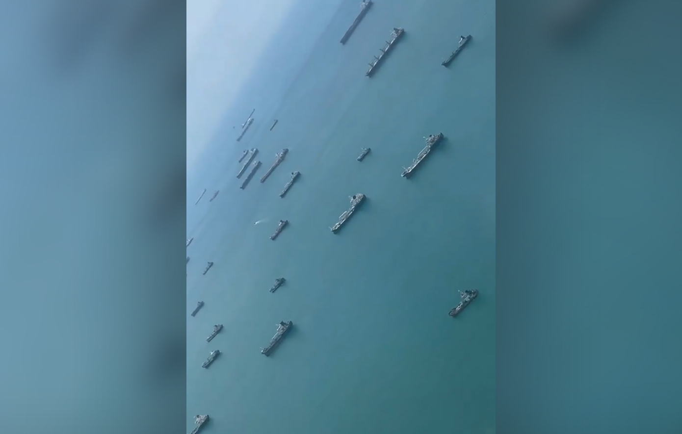 «Πάρκινγκ» πλοίων τα Στενά του Ορμούζ &#8211; Απίστευτη εικόνα με εκατοντάδες τάνκερ αγκυροβολημένα
