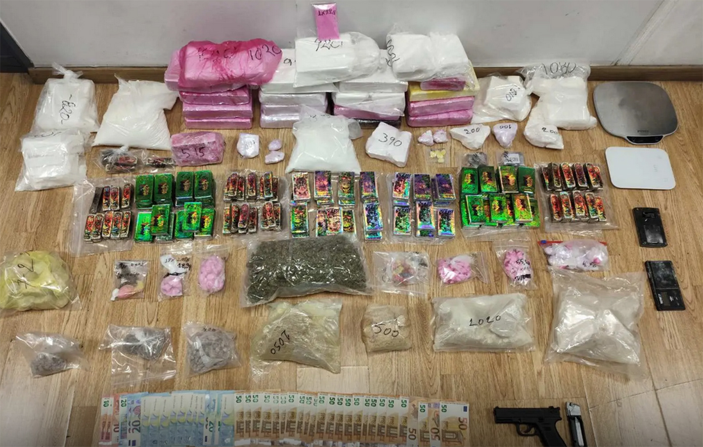 Συνελήφθησαν τρία άτομα για διακίνηση ναρκωτικών στην Αττική: Κατασχέθηκαν κάνναβη, MDMA και πάνω από 26,5 κιλά κοκαΐνης