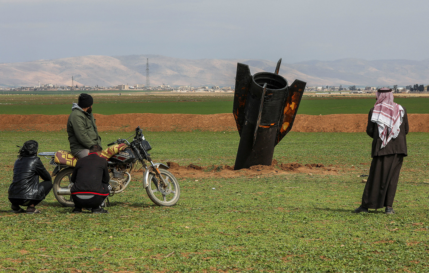 Συρία: Πύραυλος καρφώθηκε δίπλα σε κατοικημένη περιοχή στα σύνορα με την Τουρκία – Έσπευσαν για selfies οι κάτοικοι