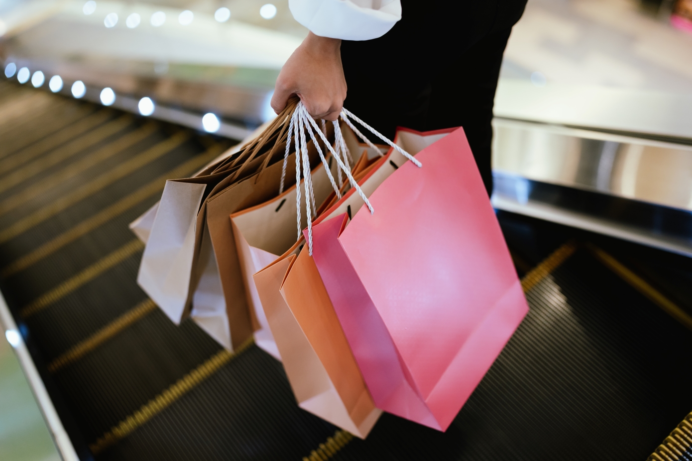 Shopping therapy: Μπορεί όντως να μας βοηθήσει ψυχολογικά μια βόλτα στα μαγαζιά;