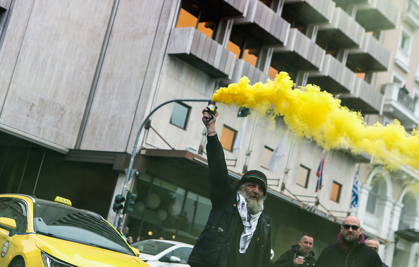 Με καπνογόνα οι οδηγοί ταξί έξω από τη Βουλή &#8211; Τους έκοψαν το δρόμο για το Μαξίμου &#8211; Δείτε βίντεο