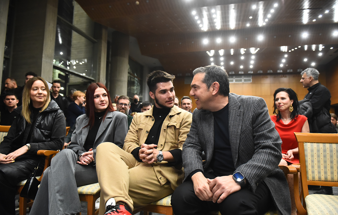 Στη Θεσσαλονίκη βρίσκεται ο πρώην πρωθυπουργός Αλέξης Τσίπρας, όπου αναμένεται να παραστεί σε εκδήλωση που διοργανώνουν ομάδες πρωτοβουλίας πολιτών για την ανασύνθεση του προοδευτικού χώρου.