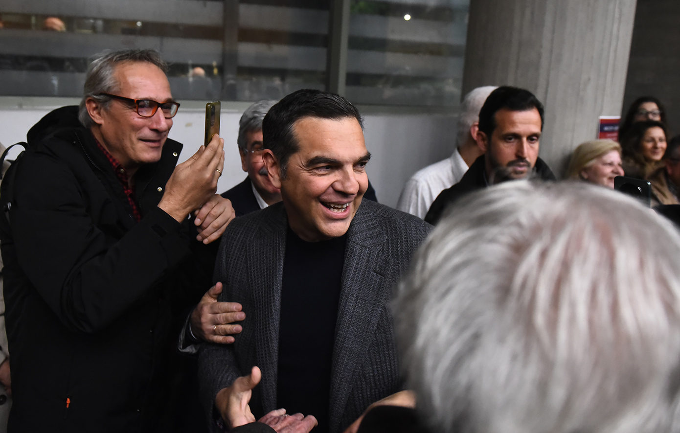 Στη Θεσσαλονίκη βρίσκεται ο πρώην πρωθυπουργός Αλέξης Τσίπρας, όπου αναμένεται να παραστεί σε εκδήλωση που διοργανώνουν ομάδες πρωτοβουλίας πολιτών για την ανασύνθεση του προοδευτικού χώρου.