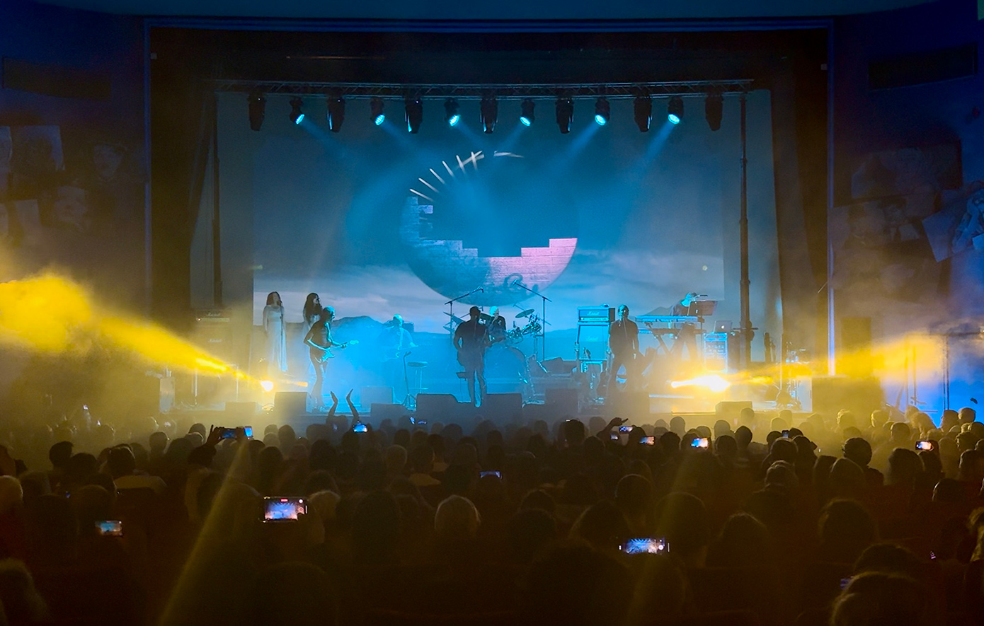 Τι πρέπει να ξέρεις για το αριστουργηματικό οπτικοακουστικό show για τους Pink Floyd από τους The Great Gig