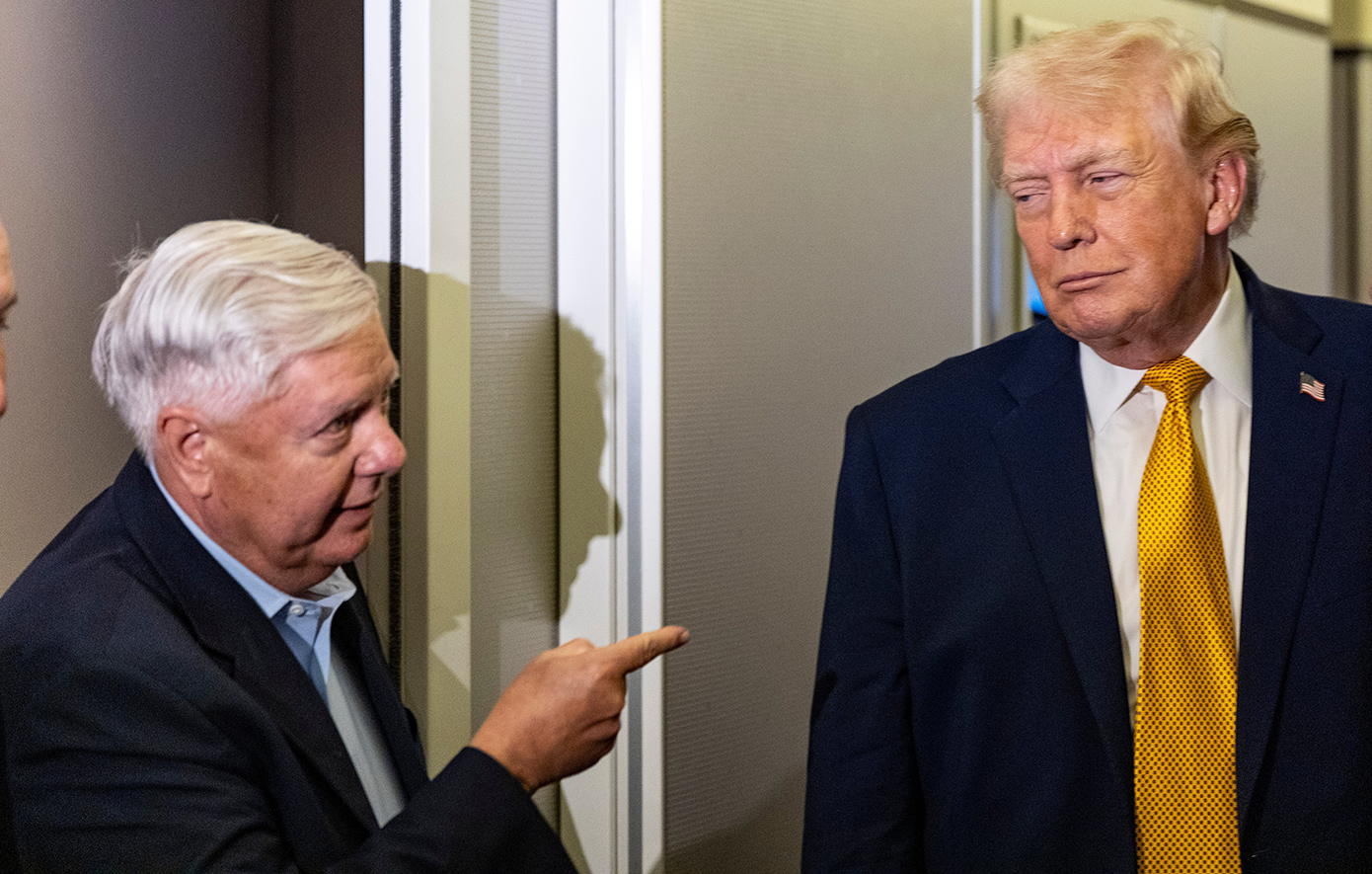 Ο άνθρωπος που έπεισε τον Ντόναλντ Τραμπ να επιτεθεί στο Ιράν – Οι συνομιλίες στο γήπεδο γκολφ και το παρασκήνιο της απόφασης