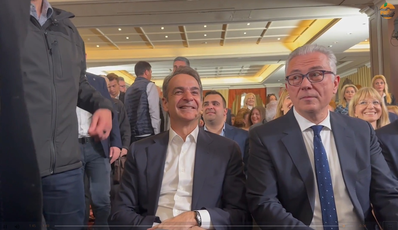 Θερμή υποδοχή στον Κυριάκο Μητσοτάκη στο προσυνέδριο της ΝΔ στη Λάρισα &#8211; Selfies, χειραψίες και συνθήματα