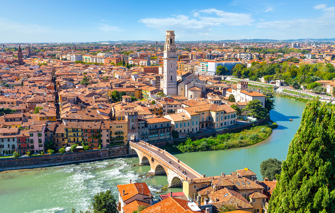 Βερόνα: Μεσαιωνικές πλατείες, ρωμαϊκά μνημεία και ιστορίες αγάπης που αποκαλύπτουν την αυθεντική πλευρά της Ιταλίας