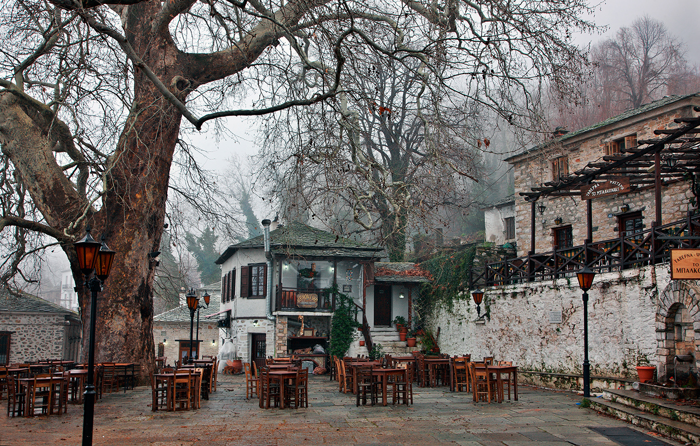 Απόδραση στη Βυζίτσα, με μία από τις ωραιότερες πλατείες που θα συναντήσετε σε ελληνικό χωριό