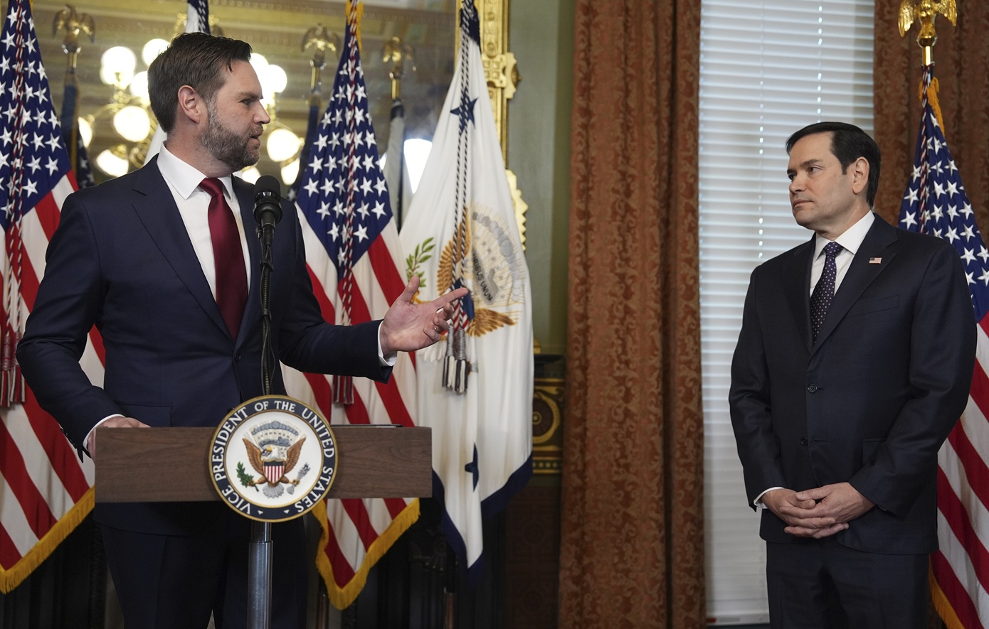 Πόλεμος διαδοχής στον Λευκό Οίκο: Γιατί ο Τραμπ δεν μπορεί να διαλέξει ανάμεσα σε Βανς και Ρούμπιο