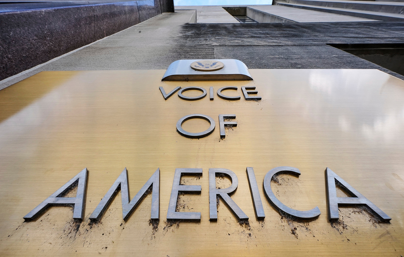 Δικαστής έδωσε εντολή να επιστρέψουν στις εργασίες τους οι εργαζόμενοι της Voice of America