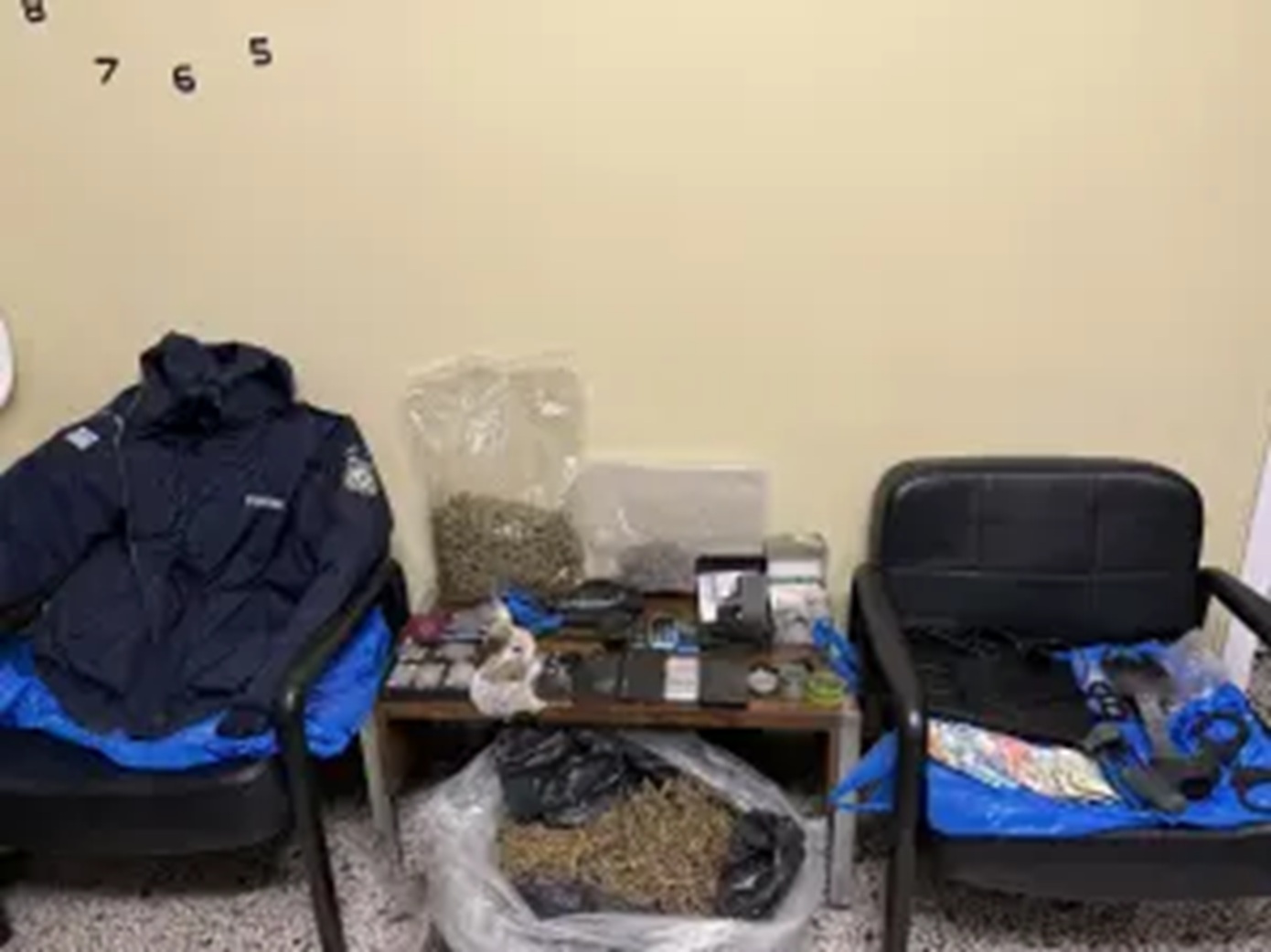 Αστυνομικές επιχειρήσεις σε οικισμούς σε Ίλιον, Ασπρόπυργο, Αχαρνές και Ελευσίνα &#8211; Κατασχέθηκαν ναρκωτικά και όπλα