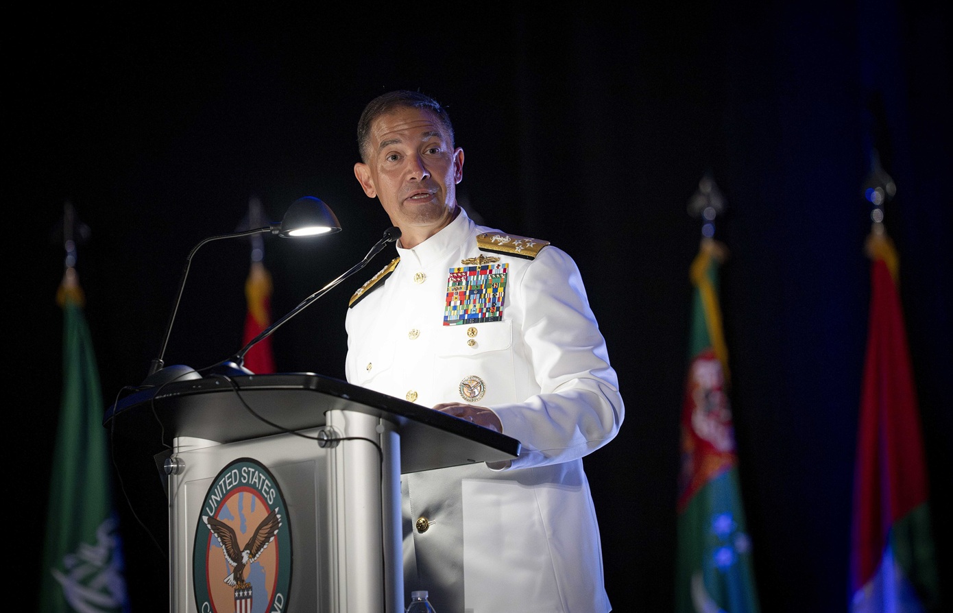 Ο ναύαρχος που «άδειασε» το Πεντάγωνο: Γιατί ξεγύμνωσε την πολιτική των ΗΠΑ στα πυρομαχικά διασποράς