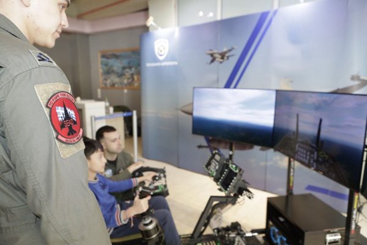 Προσομοιωτές αεροσκαφών F-16 και F-35 και VR στη Λαμία &#8211; Παιδιά συνομίλησαν με τους χειριστές των μαχητικών