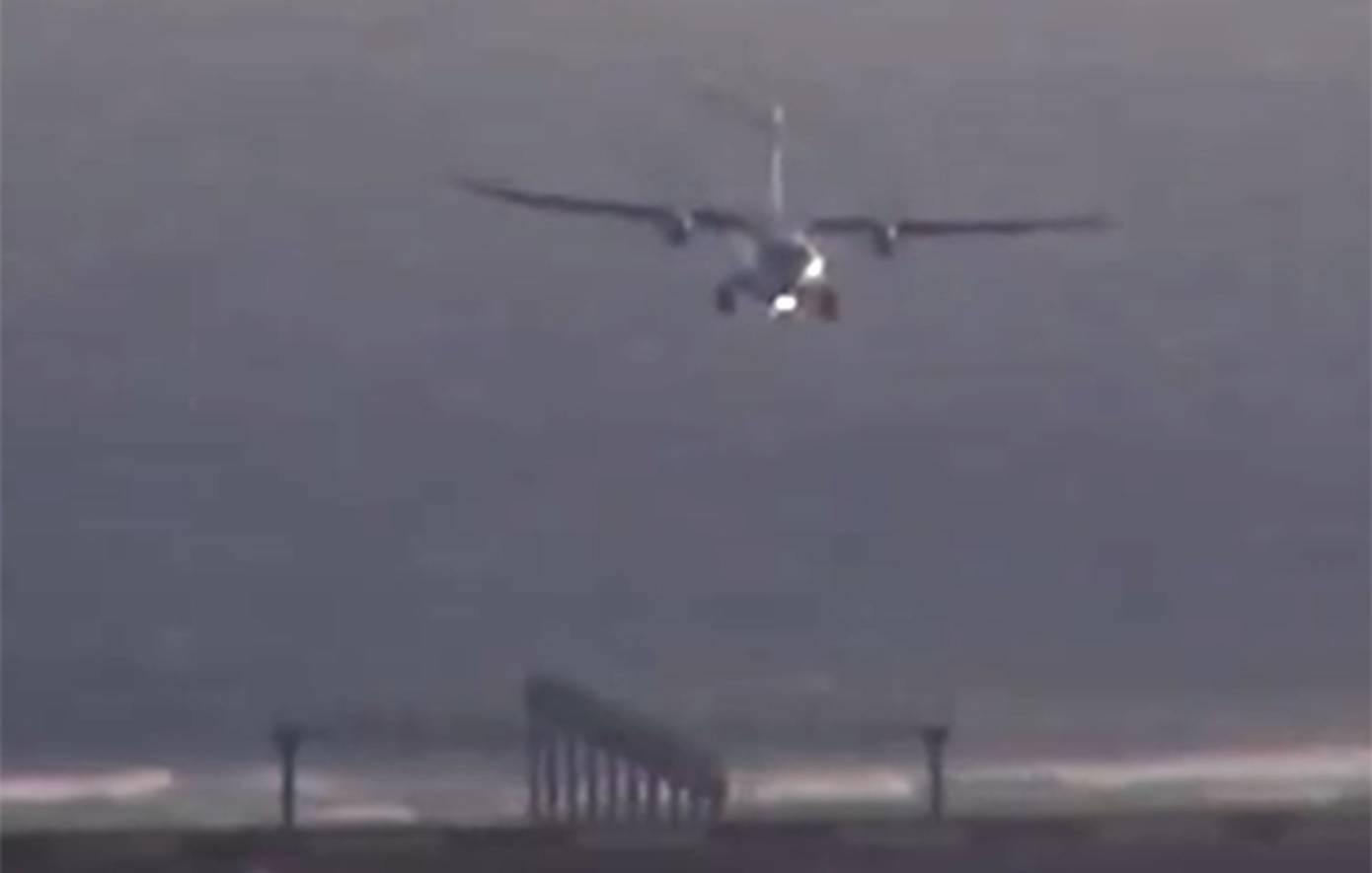 Πιλότος ακύρωσε την προσγείωση την τελευταία στιγμή λόγω θυελλωδών ανέμων – Συγκλονιστικό βίντεο από την Ισπανία