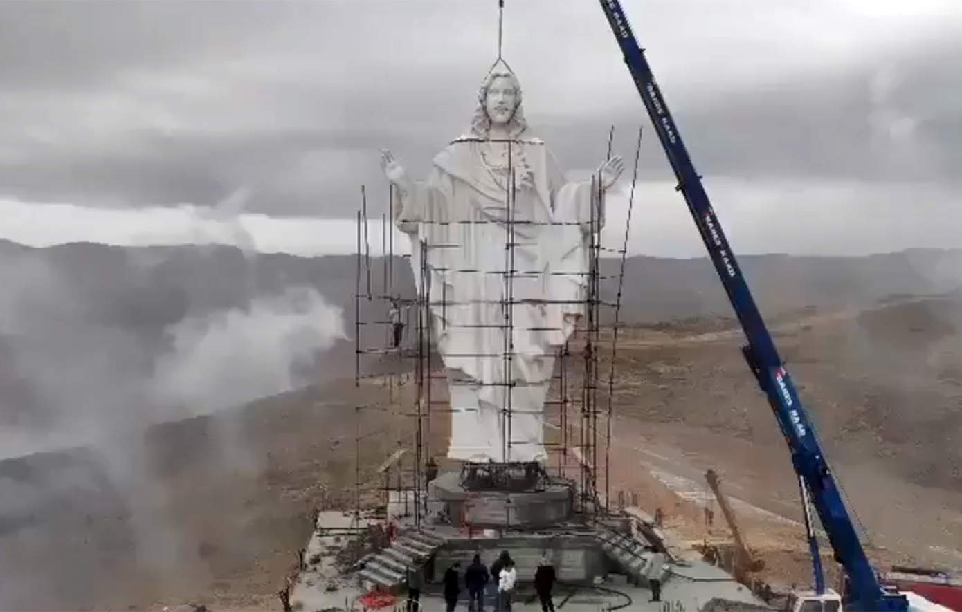 Άγαλμα του Ιησού Χριστού ύψους 26 μέτρων τοποθετήθηκε στα σύνορα Λιβάνου-Συρίας ως μήνυμα ειρήνης