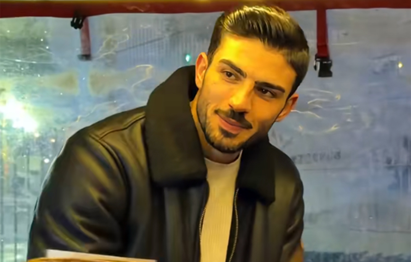 Από πλανόδιος… σταρ: Ο 25χρονος καστανάς που «τρέλανε» τουρίστες και social media