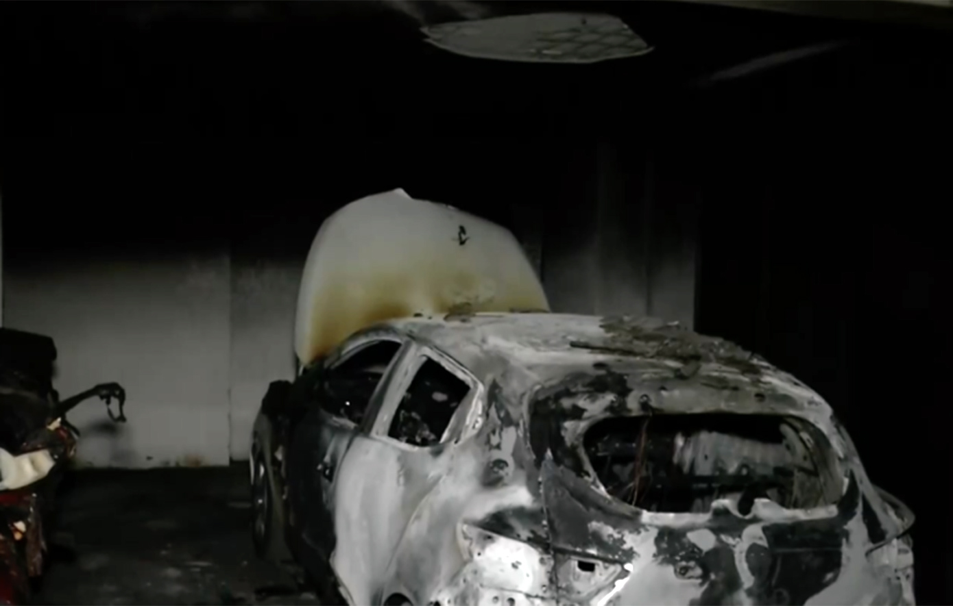 Φωτιά σε πυλωτή πολυκατοικίας στη Θεσσαλονίκη – Κάηκε ολοσχερώς Ι.Χ.