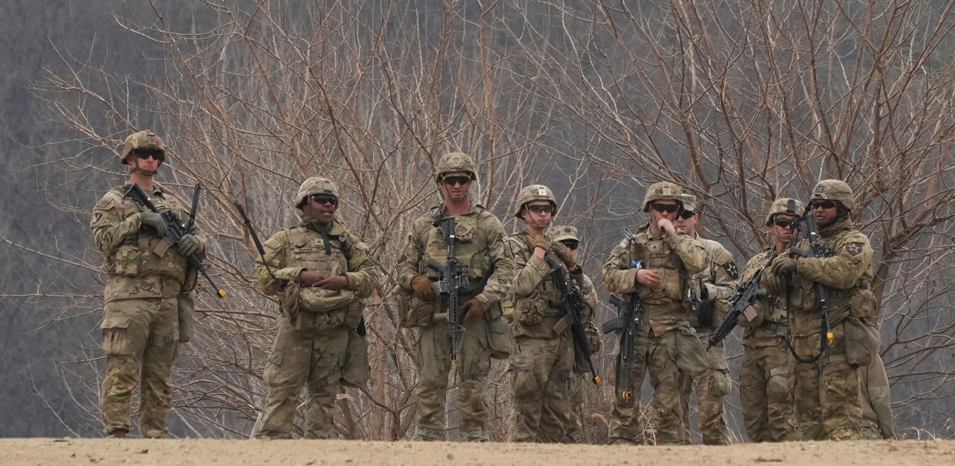 Χιλιάδες Αμερικανοί πεζοναύτες κατευθύνονται στη Μέση Ανατολή καθώς εκπνέει το τελεσίγραφο Τραμπ προς το Ιράν