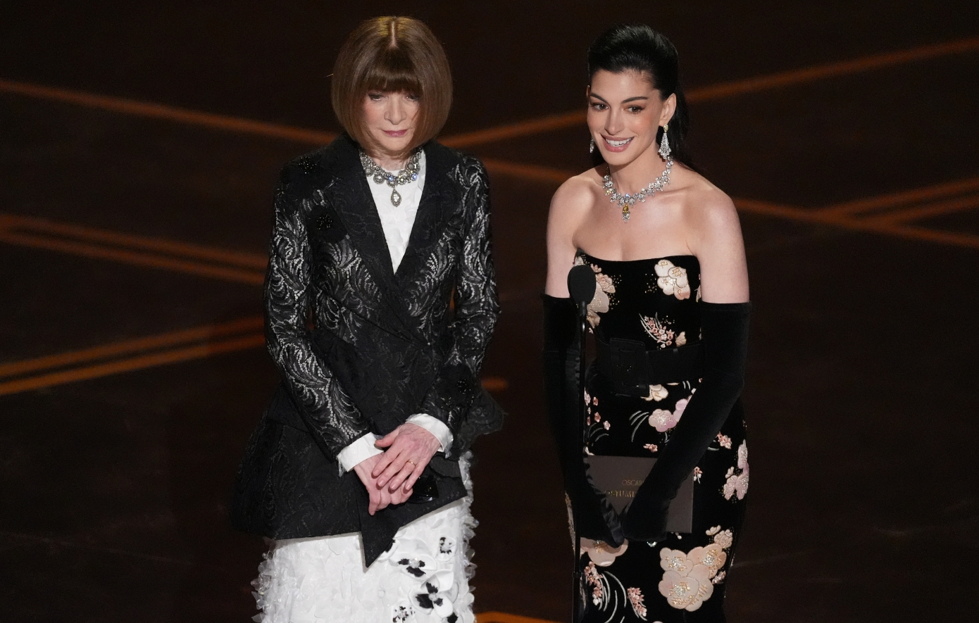Όσκαρ 2026: H Άννα Γουίντουρ σχολίασε με επικό τρόπο το φόρεμα της Άν Χάθαγουεϊ &#8211; Δείτε το βίντεο