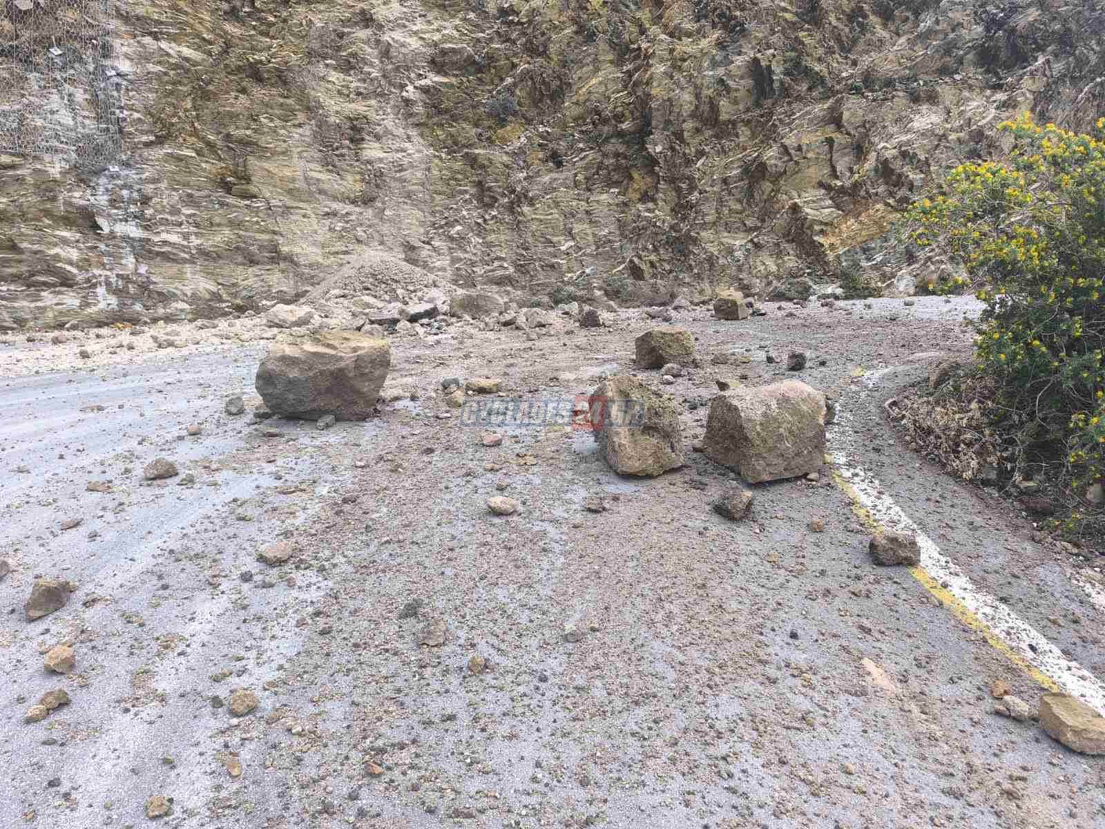 Συναγερμός στη Σαντορίνη από κατολισθήσεις βράχων &#8211; Έκλεισε ο δρόμος προς το λιμάνι