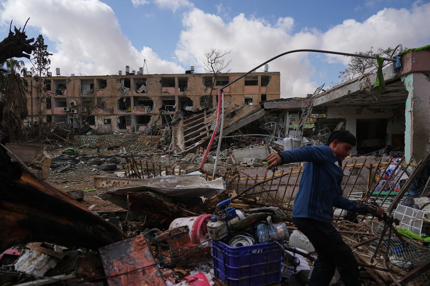 Μέση Ανατολή σε κρίση: Πύραυλοι, εκτελέσεις και απειλές που φέρνουν την περιοχή ένα βήμα πριν την έκρηξη