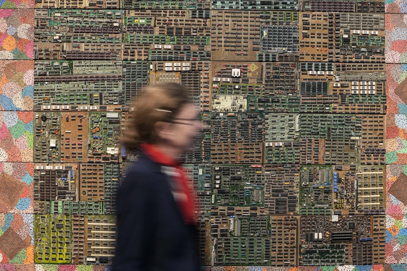 Γιατί ο πόλεμος στη Μέση Ανατολή θα κάνει πολύ πιο ακριβά τα κινητά τηλέφωνα και τους ηλεκτρονικούς υπολογιστές