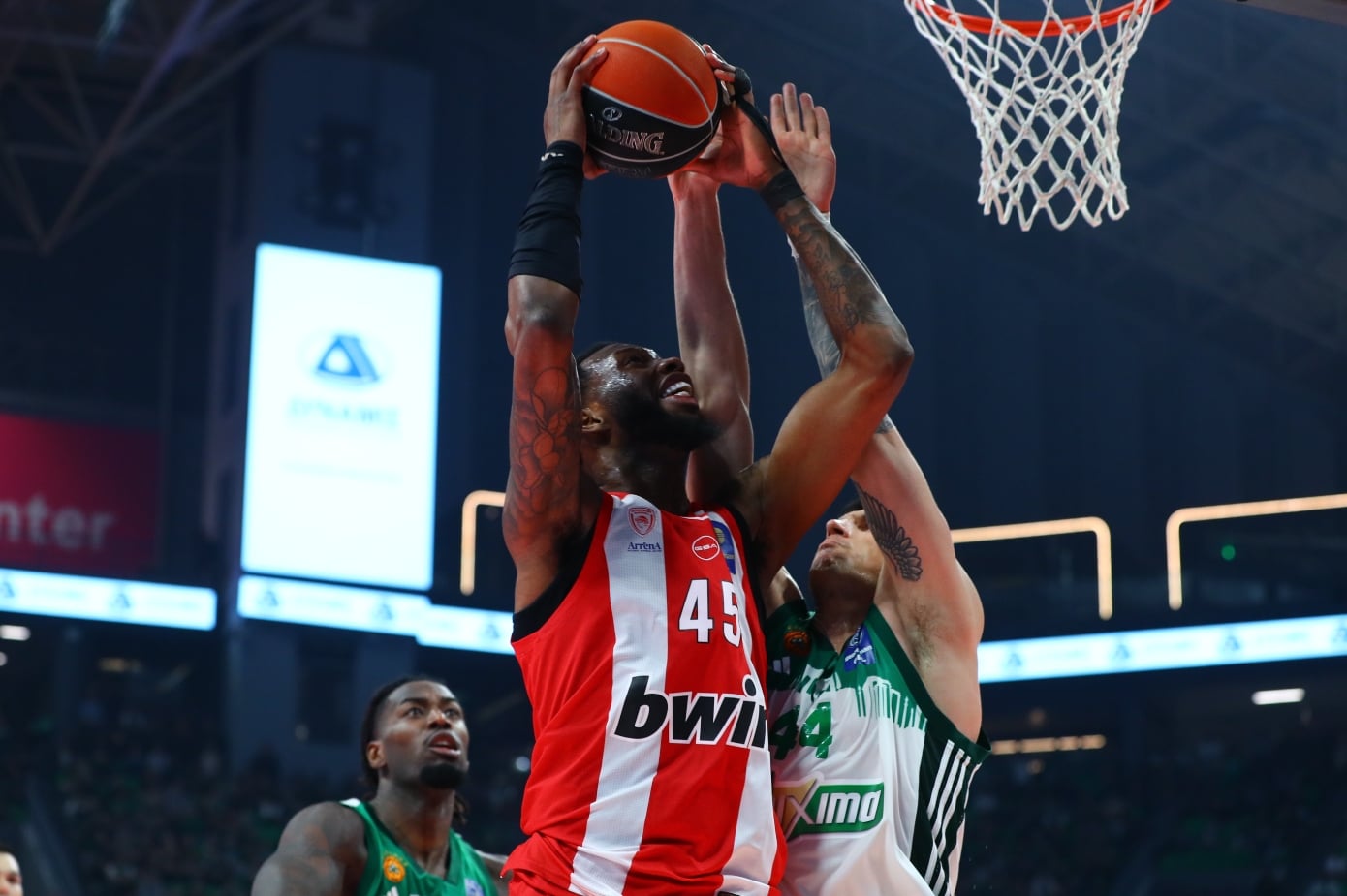 Basket League: Ο Ολυμπιακός νίκησε 101-94 τον Παναθηναϊκό στο ΟΑΚΑ, μετά από επεισοδιακό παιχνίδι-Αποβλήθηκαν Ναν και Ντόρσει 