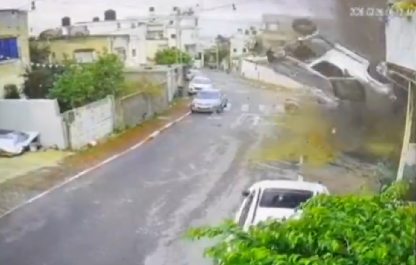 Το απίστευτο βίντεο από το Ισραήλ &#8211; Πύραυλος χτυπάει αυτοκίνητο και το εκσφενδονίζει ψηλά στον αέρα