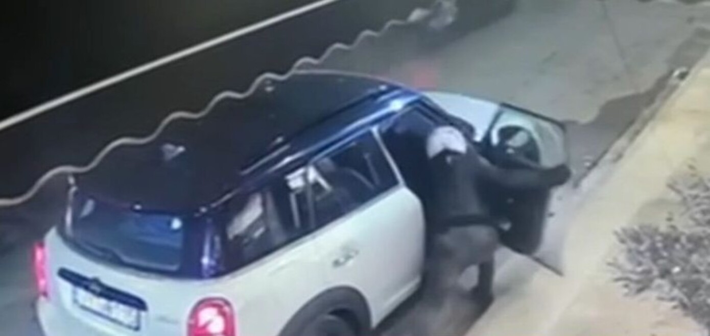 Βίντεο ντοκουμέντο από τη δράση δύο ανδρών που έκλεβαν τσάντες από αυτοκίνητα ενώ ήταν μέσα οι οδηγοί